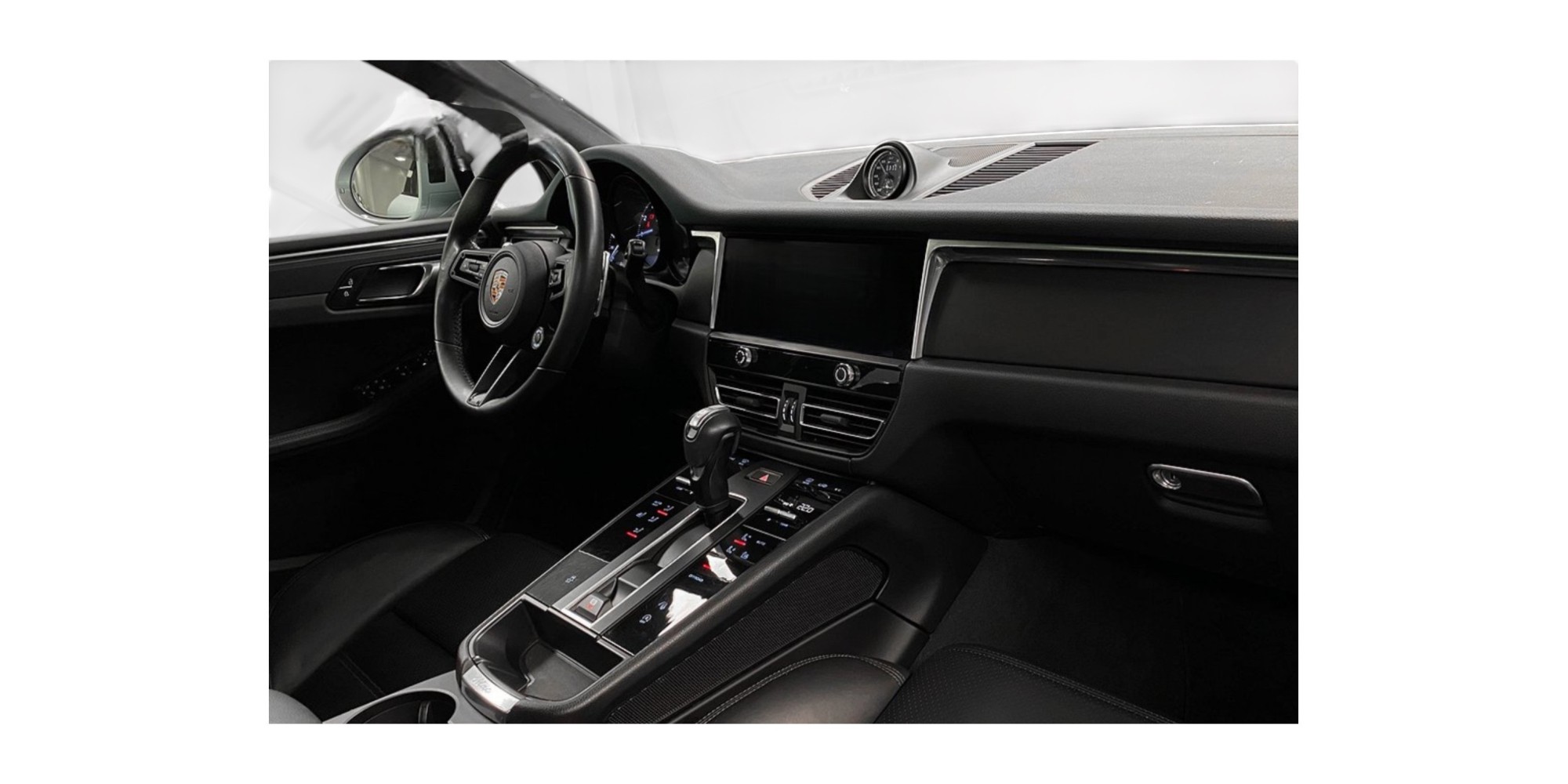 Porsche Macan - Luxury SUV for Dynamic Driving | Modena Motors GMBH