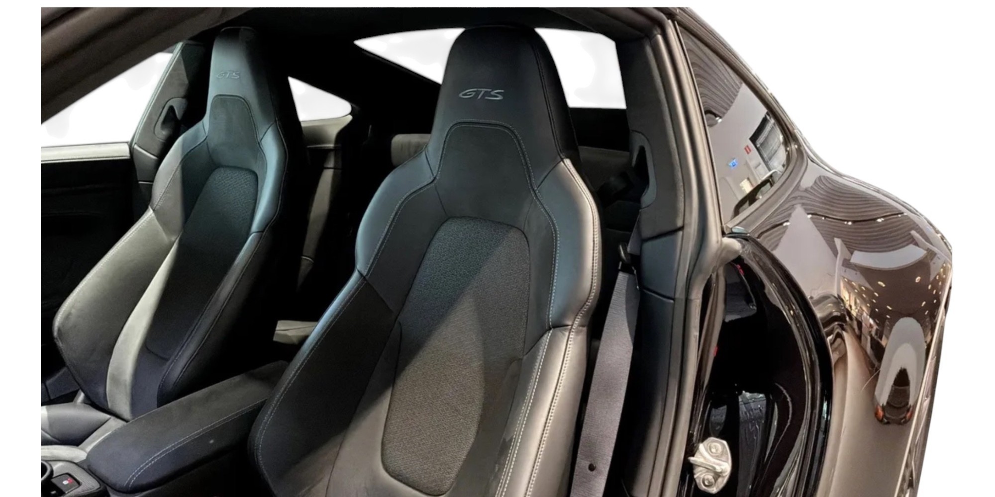 Porsche 911 992.2 Carrera 4 GTS - Open-Air Sportscar Excellence