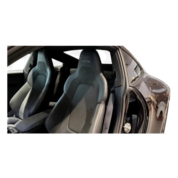 Porsche 911 992.2 Carrera 4 GTS - Open-Air Sportscar Excellence