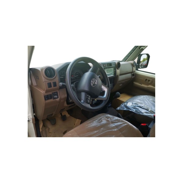 Toyota Land Cruiser 76 | Versatile Off-Roader