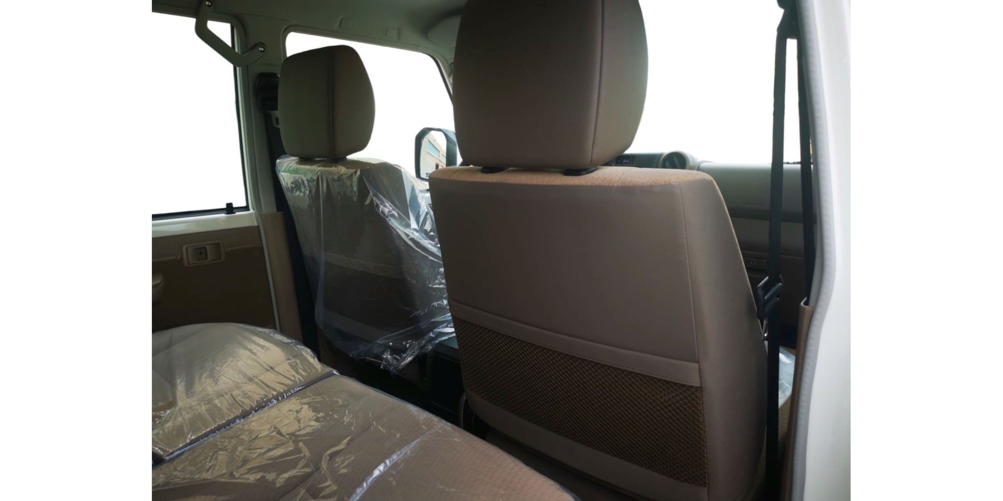 Toyota Land Cruiser 76 | Versatile Off-Roader