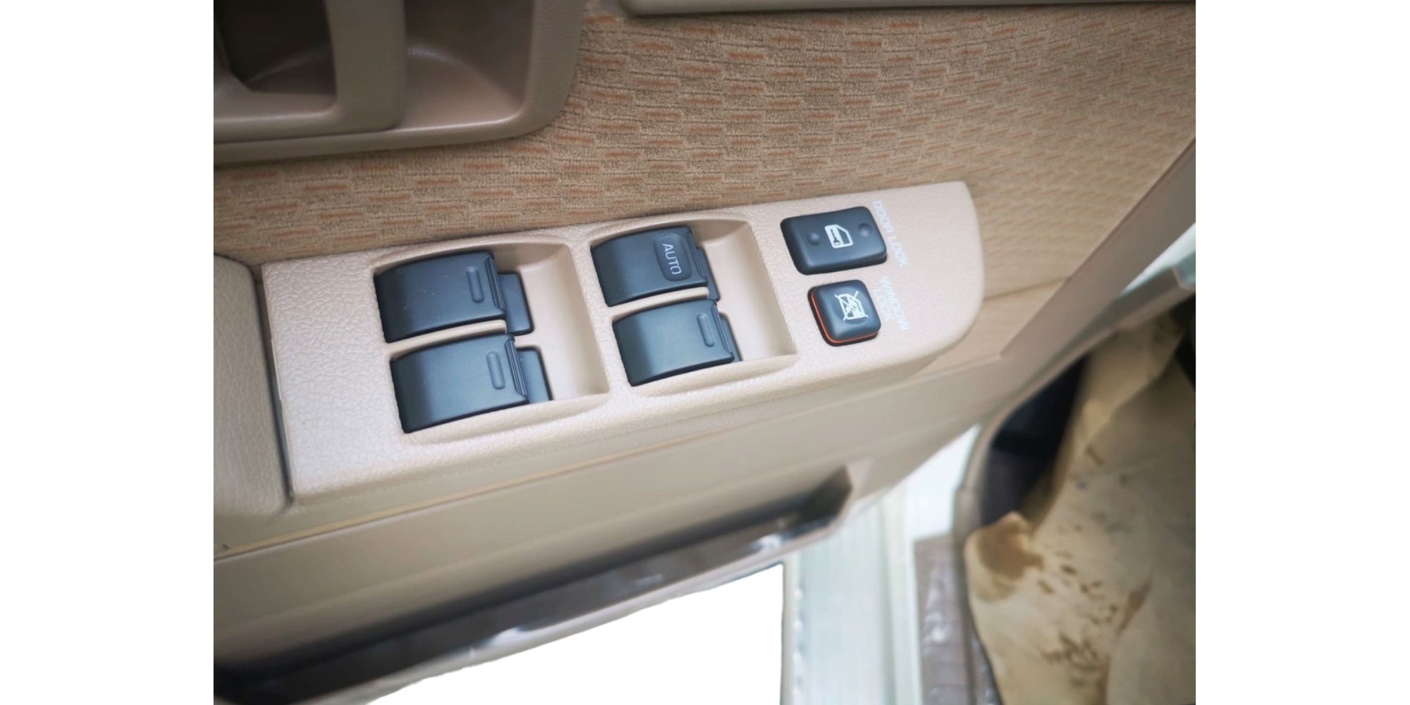 Toyota Land Cruiser 76 | Versatile Off-Roader