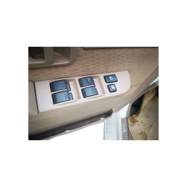 Toyota Land Cruiser 76 | Versatile Off-Roader