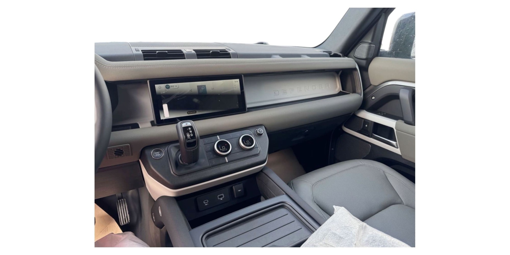 Land Rover Defender XS | Off-Road Icon