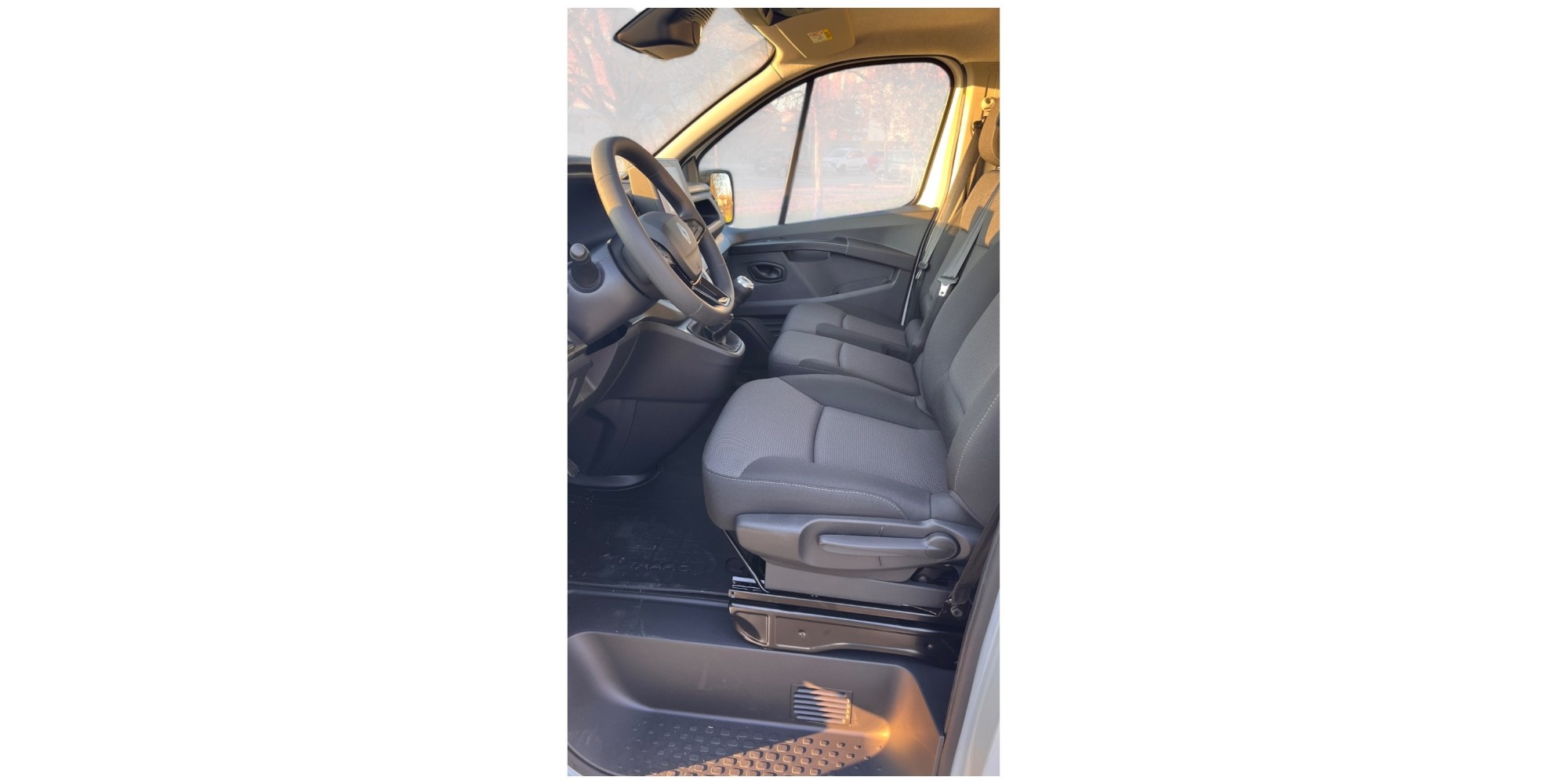 Renault Trafic 2.0 DCI - Versatile Van with Efficiency