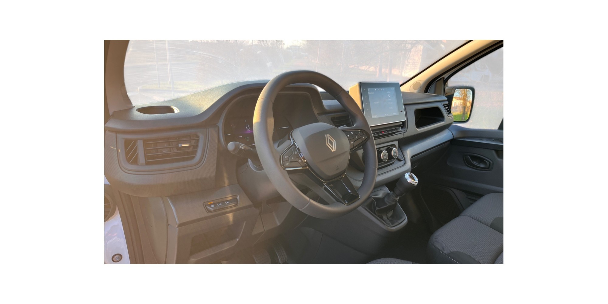 Renault Trafic 2.0 DCI - Versatile Van with Efficiency