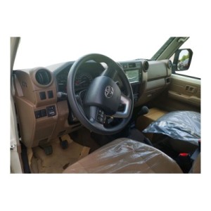 Toyota Land Cruiser 76 | Versatile Off-Roader