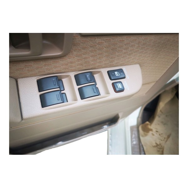 Toyota Land Cruiser 76 | Versatile Off-Roader