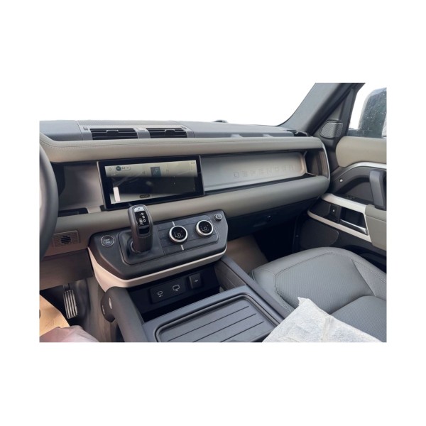 Land Rover Defender XS | Off-Road Icon