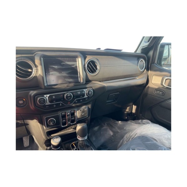 Jeep Gladiator Overland | Style and Strength