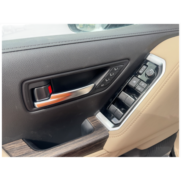 Toyota Land Cruiser VX | Power and Style