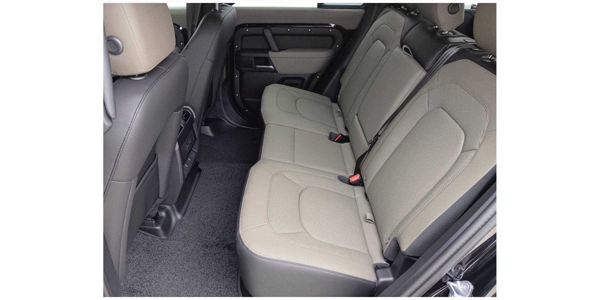 Land Rover Defender 110 3.0D MHEV I6 S AWD 2025 | Off-Road Icon