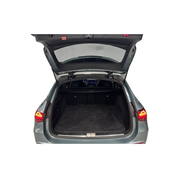 Mercedes-Benz E 220d T 4MATIC – Luxury & All-Wheel Drive