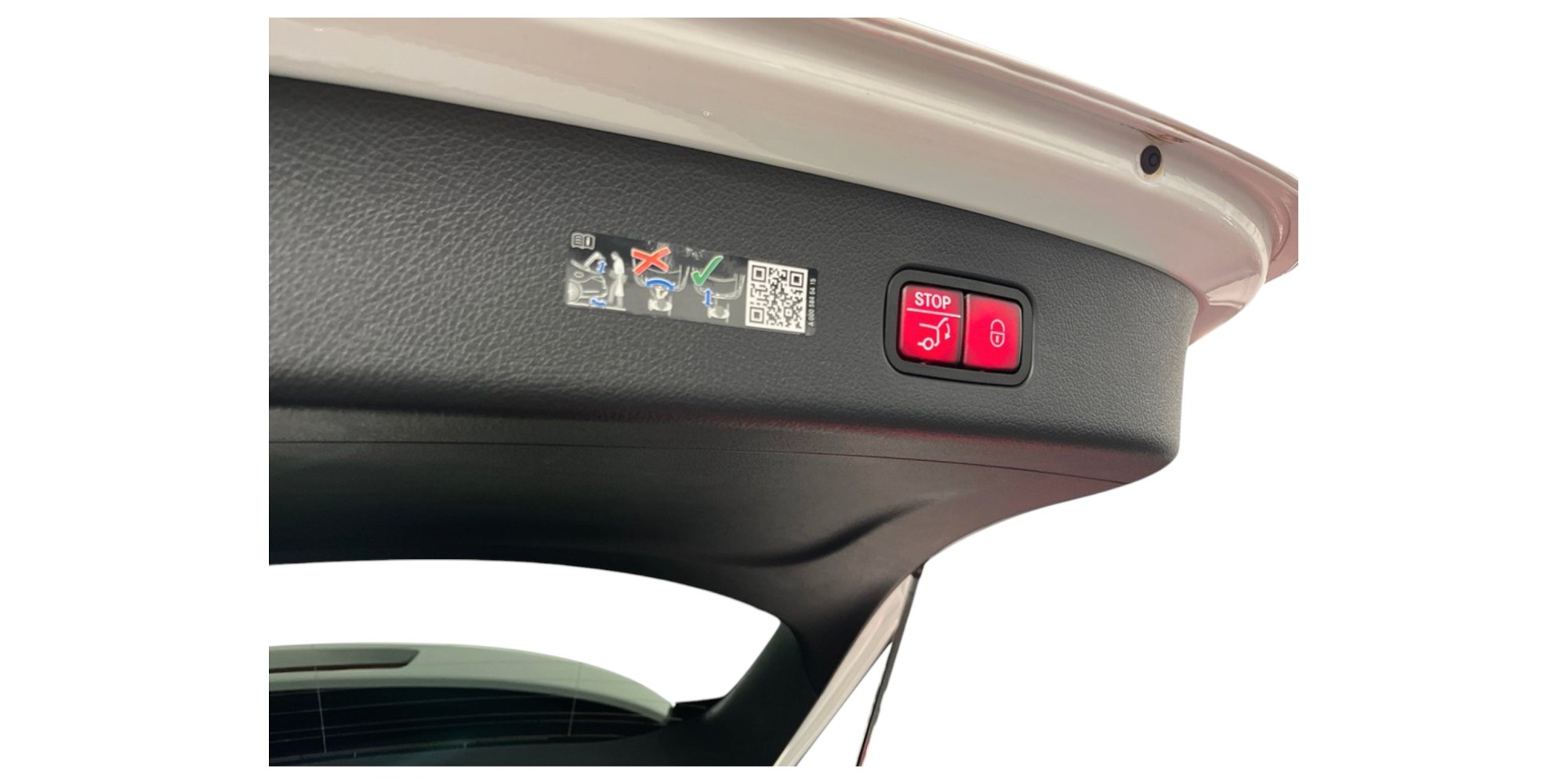 Mercedes-Benz GLC 300 de 4MATIC – Hybrid Luxury Awaits!