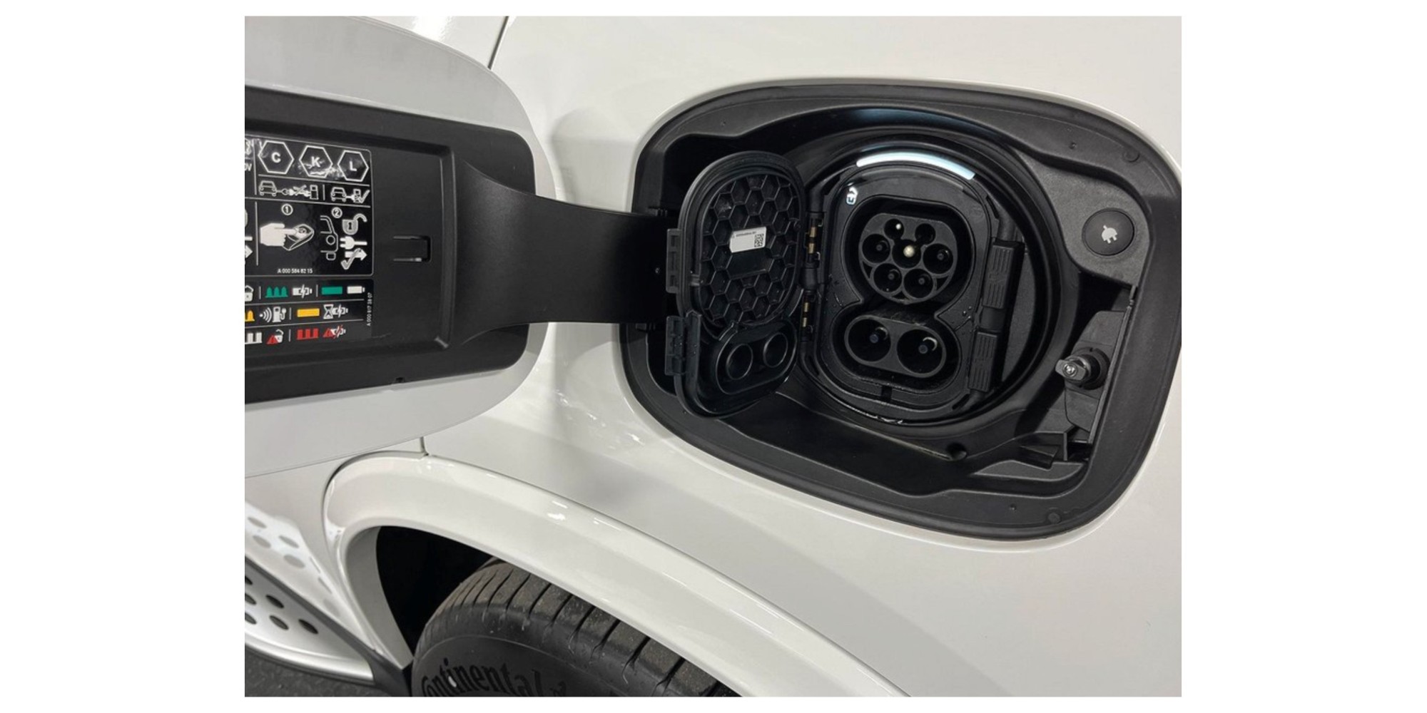 Mercedes-Benz GLC 300 de 4MATIC – Hybrid Luxury Awaits!