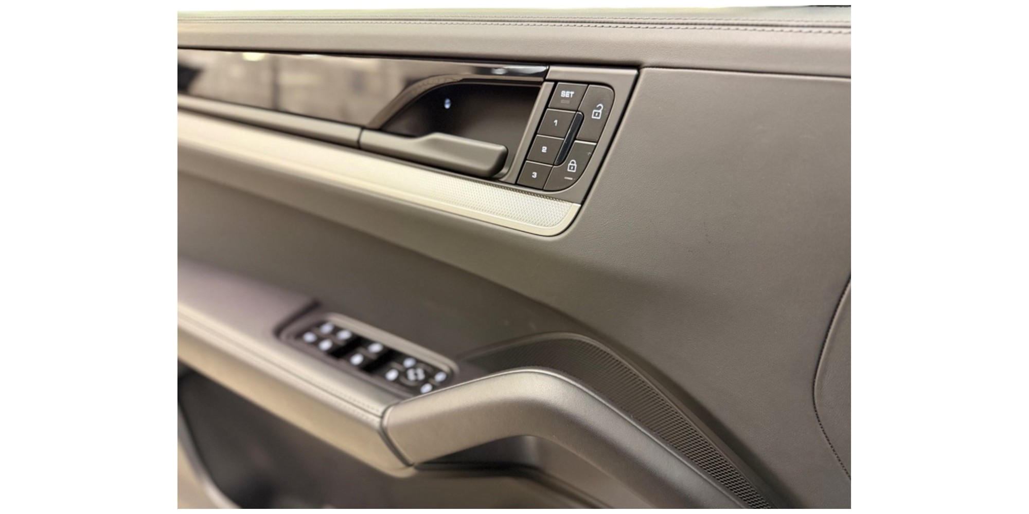 Porsche Cayenne E-Hybrid Luxury SUV – Modena Motors GmbH